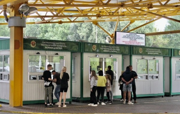 «Одни по 20 часов стоят, другие за ночь $500 делают». Репортаж из пункта пропуска «Брест — Тересполь» «Одни по 20 часов стоят, другие за ночь $500 делают». Репортаж из пункта пропуска «Брест — Тересполь»