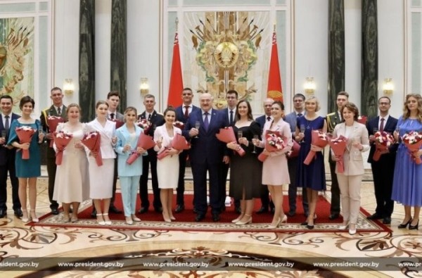 Президент Беларуси вручил награду студентке БГУИР из Березовского района Президент Беларуси вручил награду студентке БГУИР из Березовского района