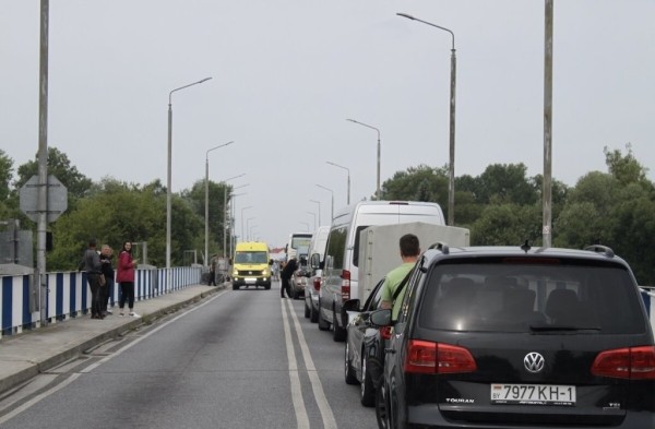 «Одни по 20 часов стоят, другие за ночь $500 делают». Репортаж из пункта пропуска «Брест — Тересполь» «Одни по 20 часов стоят, другие за ночь $500 делают». Репортаж из пункта пропуска «Брест — Тересполь»