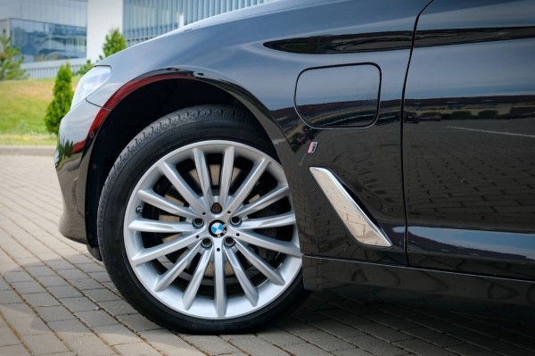 «За рулевую рейку — 850 евро, ступичный подшипник — $250». Белорус о владении BMW 530e (G30) и его обслуживании