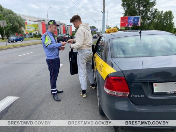 В Бресте сотрудники ГАИ останавливали маршрутки и такси. Что проверяли? В Бресте сотрудники ГАИ останавливали маршрутки и такси. Что проверяли?