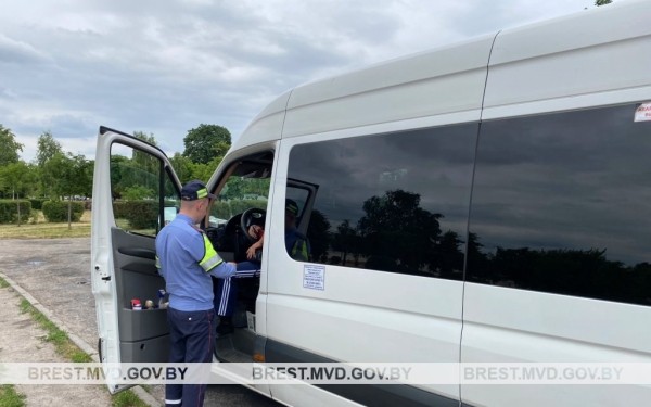 В Бресте сотрудники ГАИ останавливали маршрутки и такси. Что проверяли? В Бресте сотрудники ГАИ останавливали маршрутки и такси. Что проверяли?