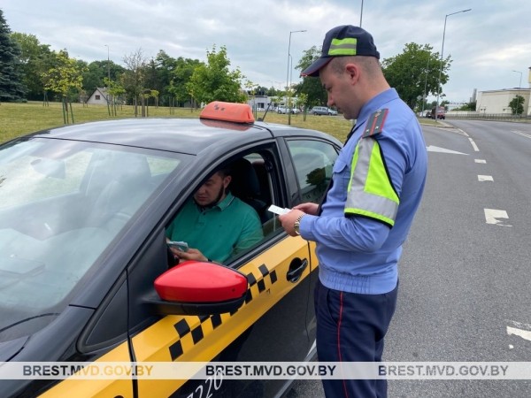 В Бресте сотрудники ГАИ останавливали маршрутки и такси. Что проверяли? В Бресте сотрудники ГАИ останавливали маршрутки и такси. Что проверяли?