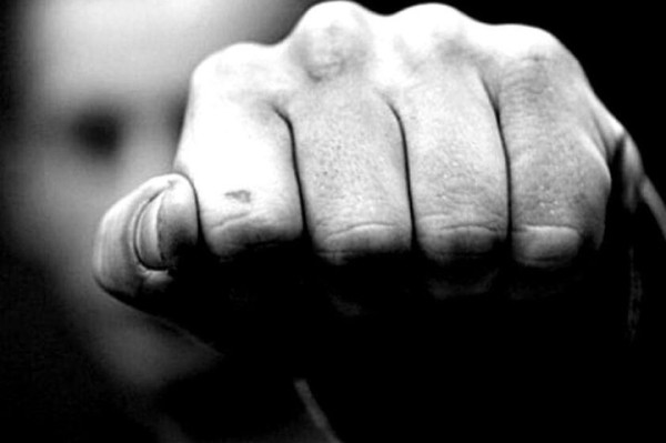 В Беларуси ревнивец сломал нос и повредил машину коллеге жены В Беларуси ревнивец сломал нос и повредил машину коллеге жены