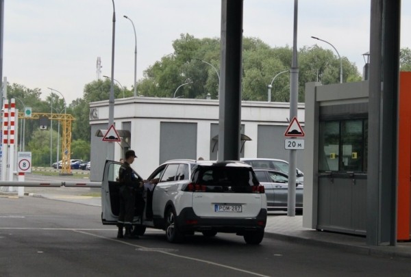 «Одни по 20 часов стоят, другие за ночь $500 делают». Репортаж из пункта пропуска «Брест — Тересполь» «Одни по 20 часов стоят, другие за ночь $500 делают». Репортаж из пункта пропуска «Брест — Тересполь»