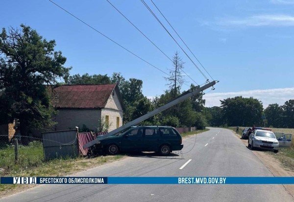 В Березовском районе пьяный бесправник на Volkswagen снес столб