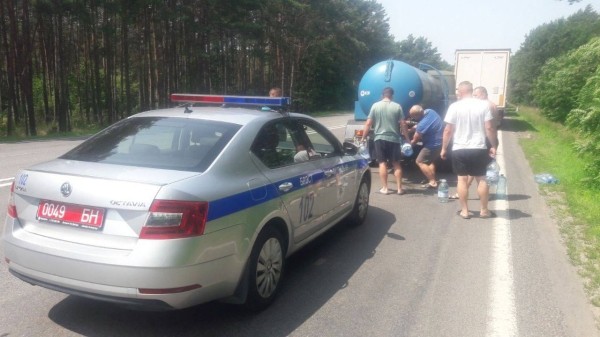 Дальнобойщиков, которые стоят в очереди на границе под Брестом, обеспечили водой Дальнобойщиков, которые стоят в очереди на границе под Брестом, обеспечили водой
