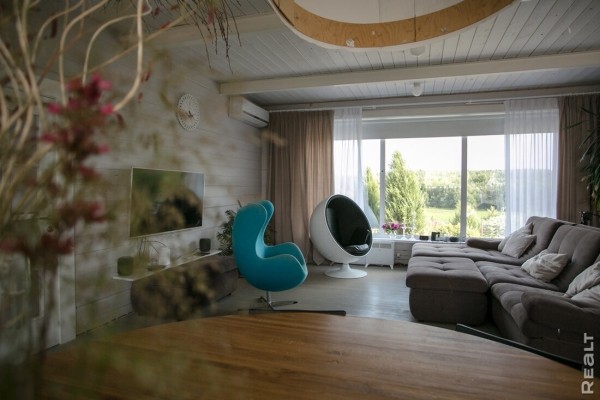 «Хочешь дешевле — сделай сам». Ландшафтный дизайнер показала свой стильный дом под Минском