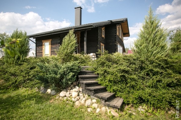 «Хочешь дешевле — сделай сам». Ландшафтный дизайнер показала свой стильный дом под Минском