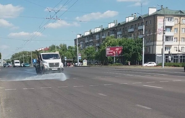На улицах города охлаждают раскалённый асфальт. Видеофакт