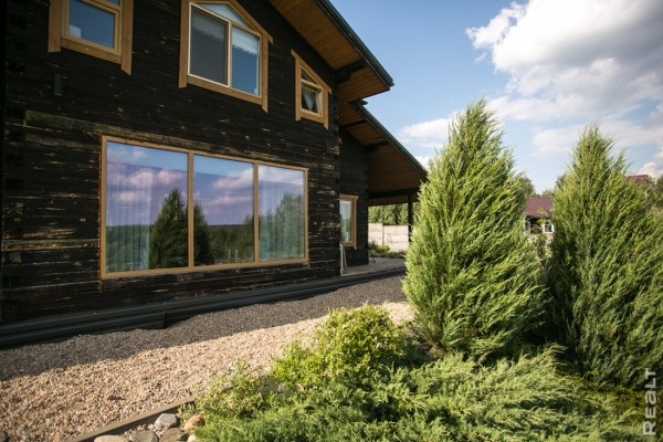 «Хочешь дешевле — сделай сам». Ландшафтный дизайнер показала свой стильный дом под Минском