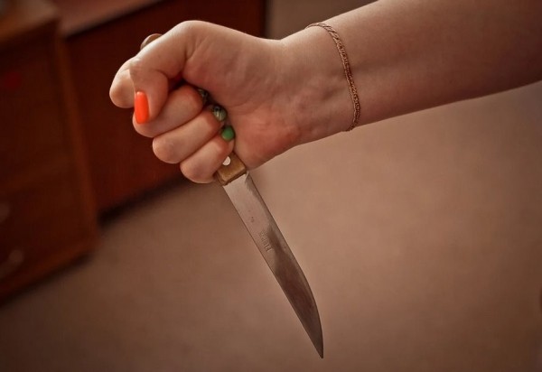 Пьяная женщина ударила ножом сожителя: суд Березовского района вынес приговор