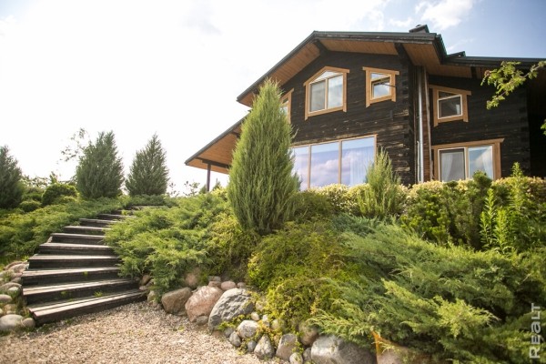 «Хочешь дешевле — сделай сам». Ландшафтный дизайнер показала свой стильный дом под Минском