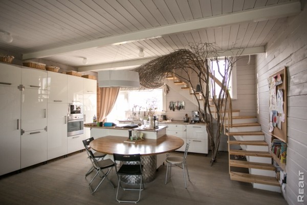 «Хочешь дешевле — сделай сам». Ландшафтный дизайнер показала свой стильный дом под Минском