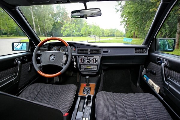 По прозвищу Baby-Benz. Показываем идеально сохранившийся Mercedes W201