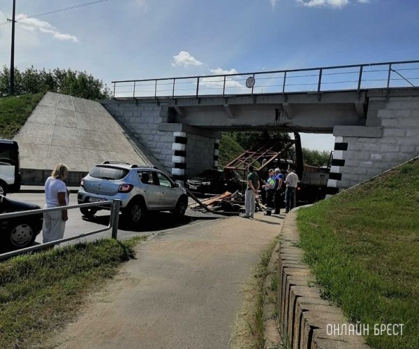 В Барановичах с большегруза на легковушку упала металлическая конструкция