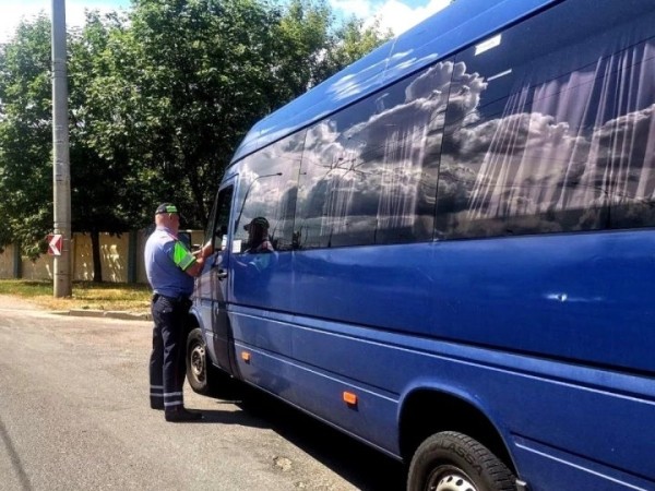 Пьяный маршрутчик с 3,1 промилле вез 12 пассажиров. Его задержали по звонку дальнобойщика