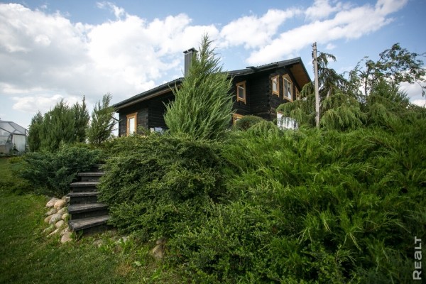 «Хочешь дешевле — сделай сам». Ландшафтный дизайнер показала свой стильный дом под Минском