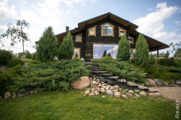 «Хочешь дешевле — сделай сам». Ландшафтный дизайнер показала свой стильный дом под Минском