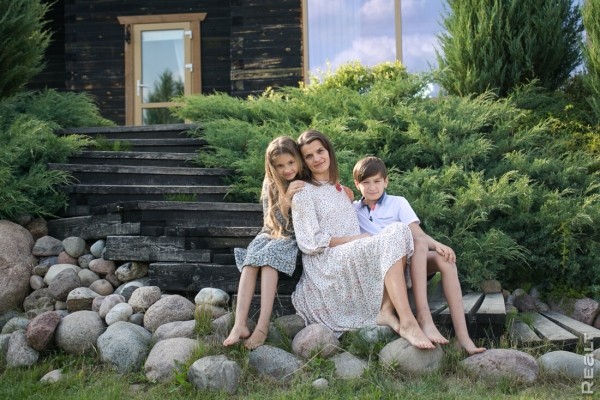 «Хочешь дешевле — сделай сам». Ландшафтный дизайнер показала свой стильный дом под Минском