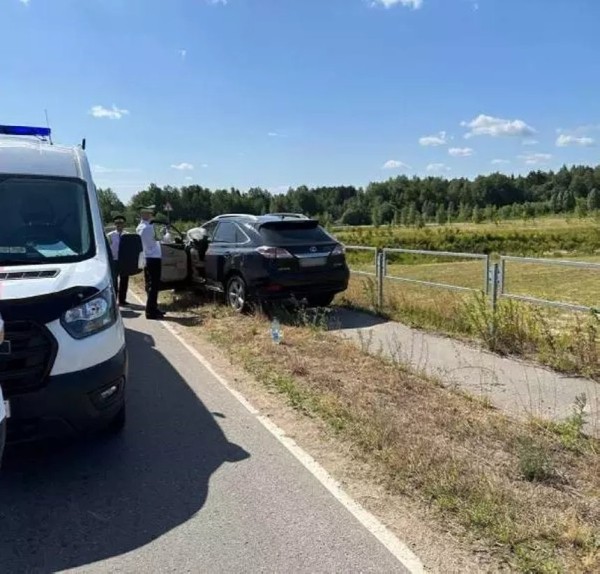 Под Минском Lexus напоролся на отбойник – водитель в реанимации