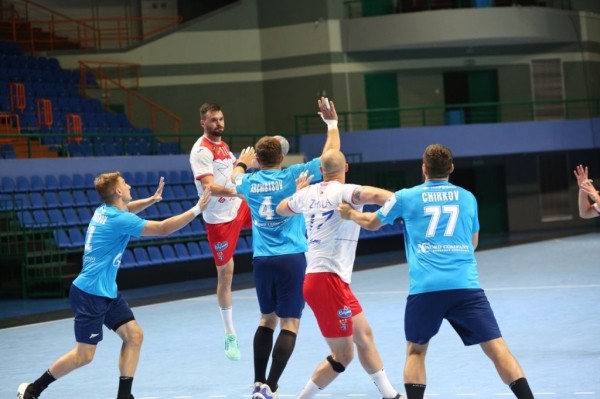 В домашнем спарринге гандболисты «Мешков Брест» уступили соперникам из Санкт-Петербурга