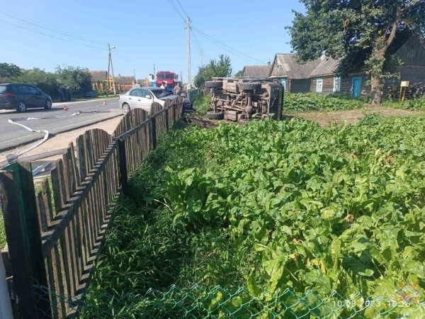 ДТП в Столинском районе: работники МЧС спасли водителя легкового автомобиля