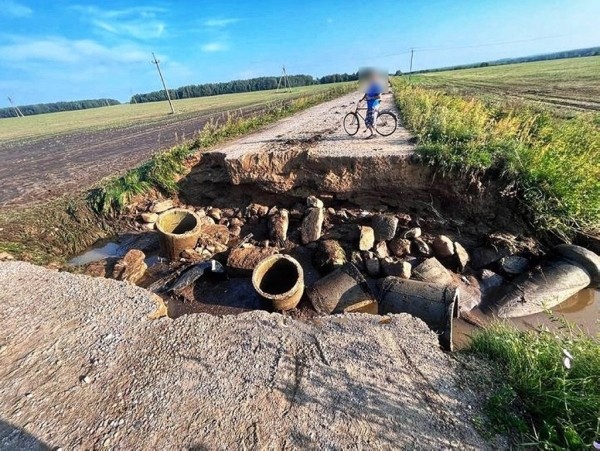 Под Сморгонью машина полностью провалилась в огромную промоину Под Сморгонью машина полностью провалилась в огромную промоину