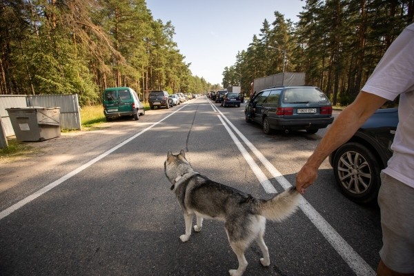 «Наши пожилые водители почти все в разводе». Пообщались с дальнобойщиками на белорусско-литовской границе