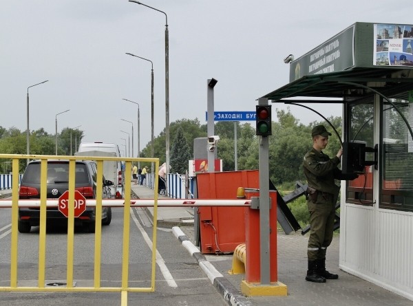 «Наши пожилые водители почти все в разводе». Пообщались с дальнобойщиками на белорусско-литовской границе