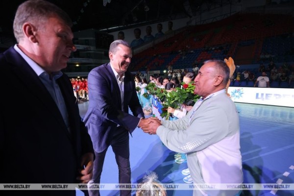 Горячая поддержка трибун, атмосфера дружбы и уважения на Играх. В Бресте наградили девушек-гандболисток