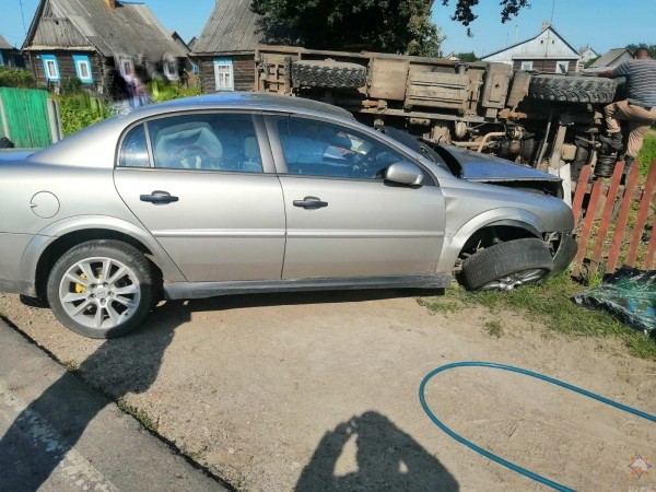 ДТП в Столинском районе: работники МЧС спасли водителя легкового автомобиля