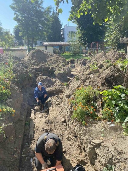 Производится замена участка теплотрассы между домами 15 и 17 по улице Мицкевича Производится замена участка теплотрассы между домами 15 и 17 по улице Мицкевича