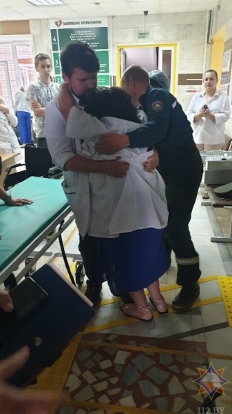 Спасатели пришли на помощь застрявшим в лифте медикам