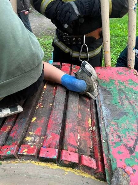 Ногу мальчика зажало в барабане на детской площадке Ногу мальчика зажало в барабане на детской площадке