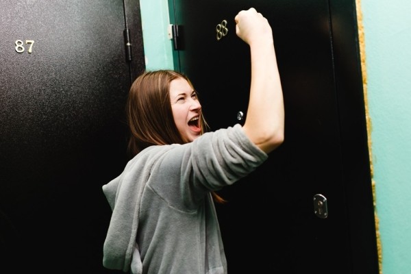 Соседи шумят и мешают работать или отдыхать – что делать? Разбираемся с экспертом