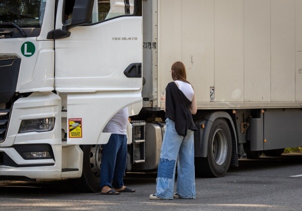 «Наши пожилые водители почти все в разводе». Пообщались с дальнобойщиками на белорусско-литовской границе