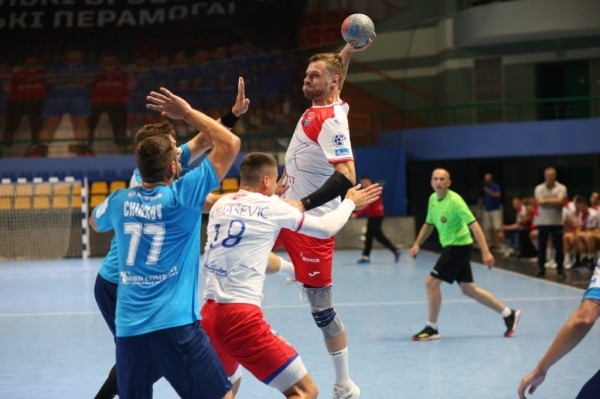 В домашнем спарринге гандболисты «Мешков Брест» уступили соперникам из Санкт-Петербурга