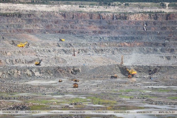 Более 15 млн. тонн гранитного щебня в год добывается РУПП «Гранит» в карьере Микашевичей. Фоторепортаж