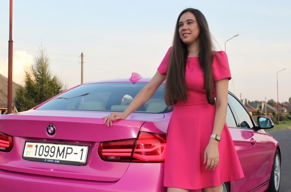 «Желающих купить эту машину предостаточно!» Девушка на розовом BMW F30 рассекает по улицам Бреста. Кто она такая?
