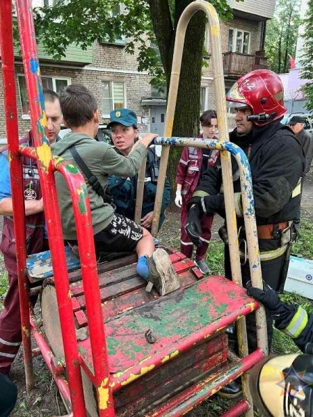 Ногу мальчика зажало в барабане на детской площадке Ногу мальчика зажало в барабане на детской площадке