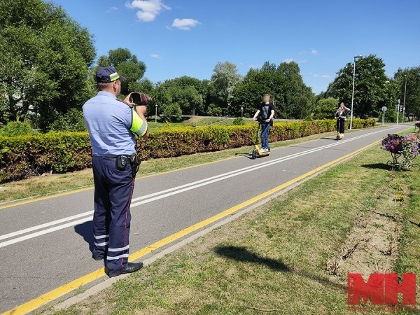 ГАИ с радаром следит за электросамокатами и велосипедами. Уже начали выписывать предупреждения