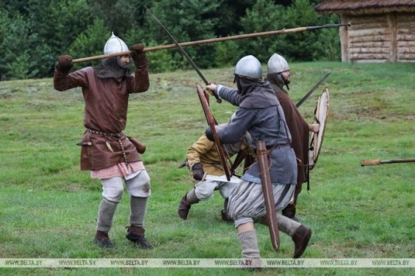 Реконструкция средневекового боя и мастер-классы. В Беловежской пуще организуют день живой археологии Реконструкция средневекового боя и мастер-классы. В Беловежской пуще организуют день живой археологии