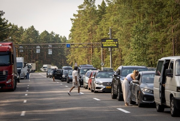 «Наши пожилые водители почти все в разводе». Пообщались с дальнобойщиками на белорусско-литовской границе