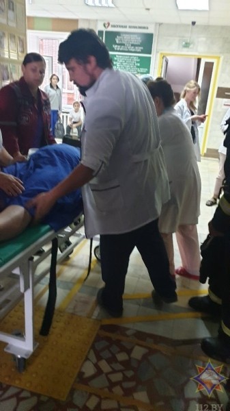 Спасатели пришли на помощь застрявшим в лифте медикам