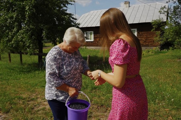 Заработала на чернике, чтобы купить iPhone 13 — девушка из Кобринского района рассказала, чем занимается и о чем мечтает Заработала на чернике, чтобы купить iPhone 13 — девушка из Кобринского района рассказала, чем занимается и о чем мечтает