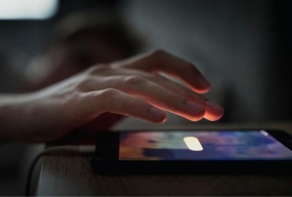 «Ушла в минус»: может ли оператор связи подключить платную услугу без запроса абонента «Ушла в минус»: может ли оператор связи подключить платную услугу без запроса абонента