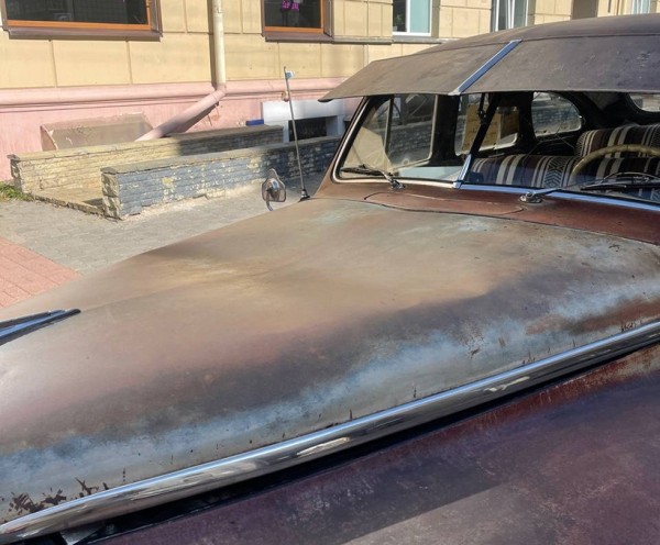 В Минске девушка ради фото посидела на капоте раритетного DeSoto 1948 года выпуска