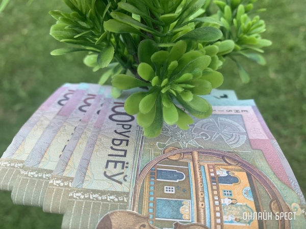 Средняя зарплата белорусов снова выросла. Узнали, на сколько