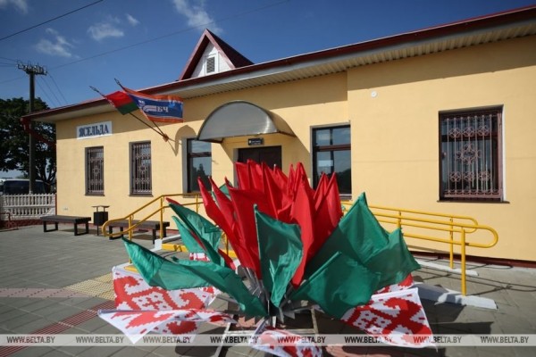 Жизнь достойна блокбастера. Под Пинском установили мемориальную доску борцу за воссоединение Беларуси Жизнь достойна блокбастера. Под Пинском установили мемориальную доску борцу за воссоединение Беларуси